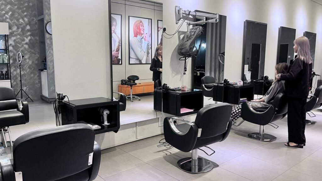 The Salon in Johor Bahru Where You Have to Wait to Dye Your Hair? It’s Actually EH Salon, With Smith Leading the Way!
